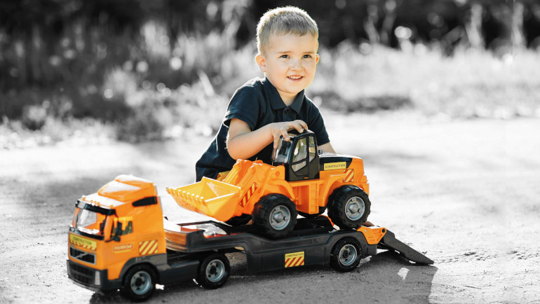Un jeune garçon avec un jouet camion